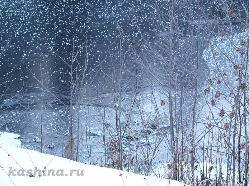 A mirror of ice dropped the first snowflakes, a photo by Evgeniya Kashina