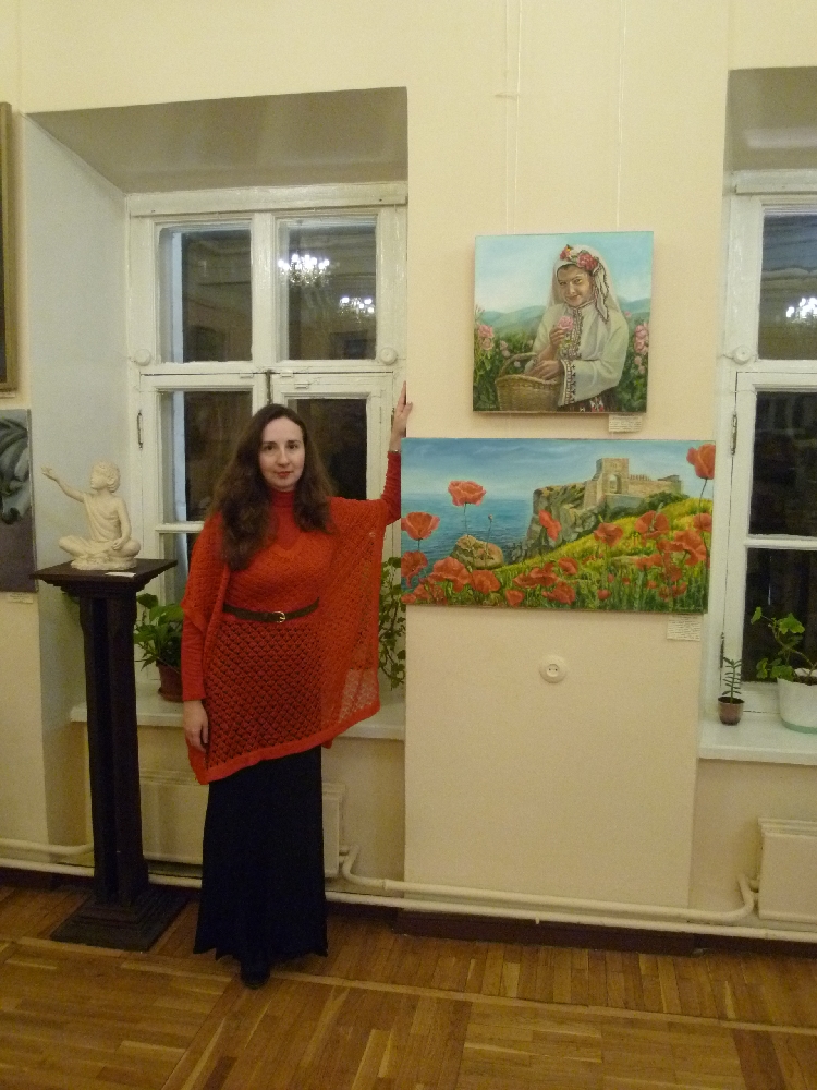 Художница Евгения Кашина у своих картин. Открытие выставки "Осенний Экспромт - 2013" в галерее Ардена, Москва